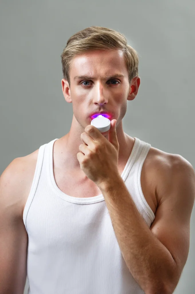 Un homme tient le kit Bodylumi pour avoir les dents blanches en moins de 15 minutes