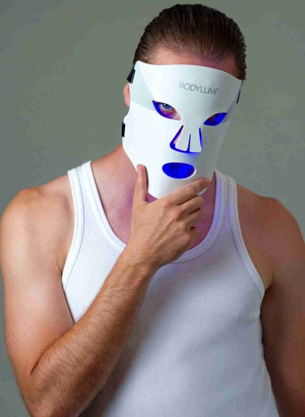 Le masque LED Bodylumi Paris est porté par un homme, sa peau est rayonnante.