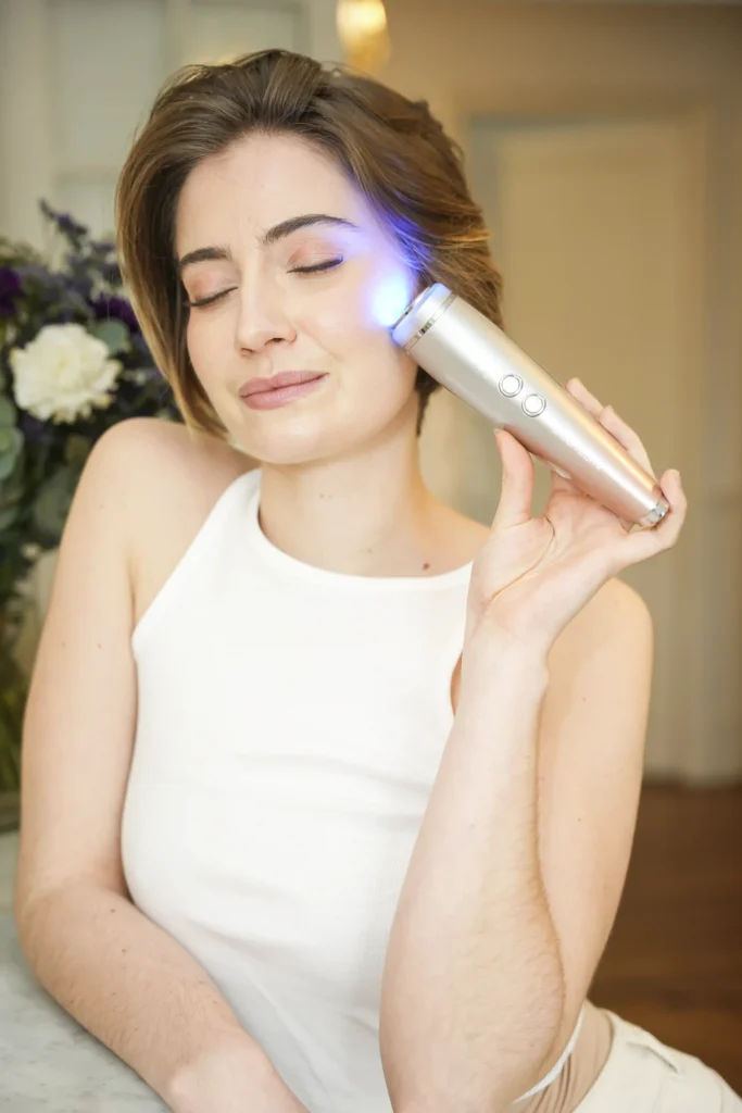 Une femme à Paris tenant l'appareil lifting visage Bodylumi Paris