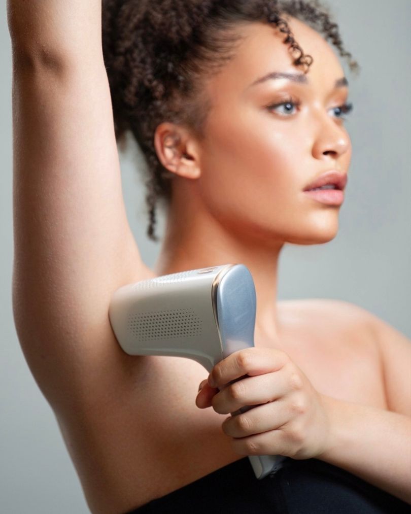 Une femme métisse utilise l'épilation lumière pulsée automne pour une épilation sécurisée et sur-mesure grâce au capteur intelligent qui scanne la peau 80 fois par seconde